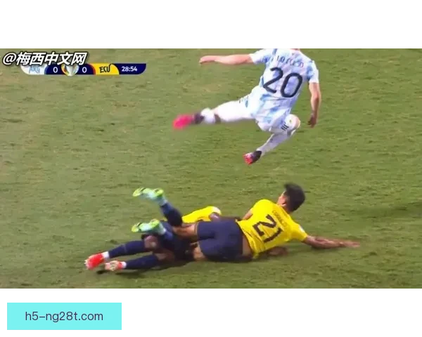 厄瓜多尔联赛球员遭飞铲 胫腓骨折惨痛瞬间